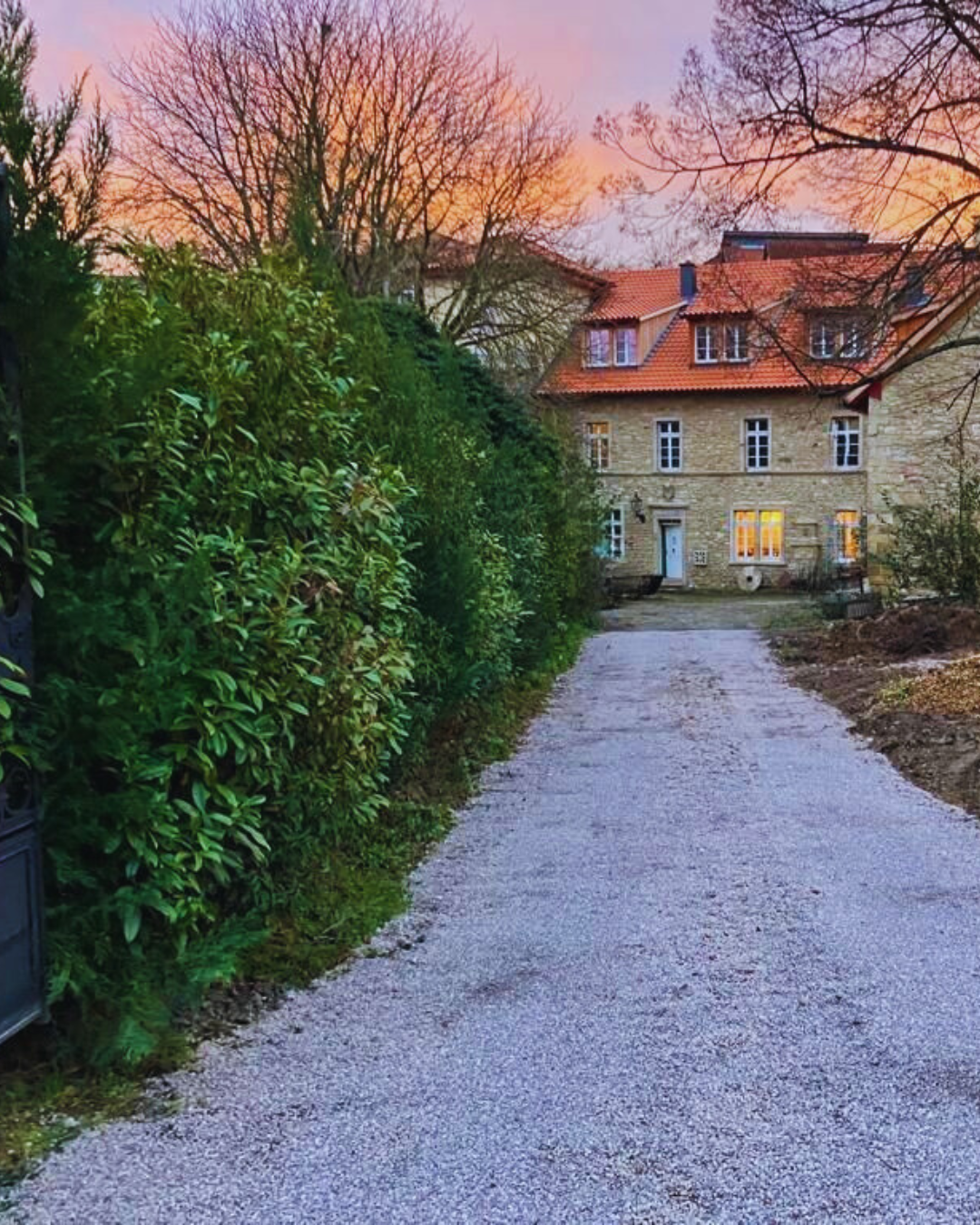 Eingang mit Blick auf die Obermühle Lindenpark und Sonnenuntergang